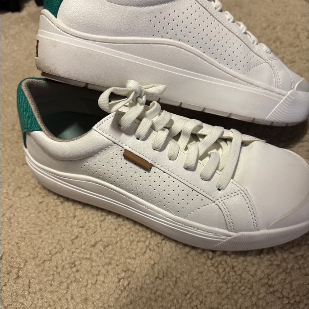 Dr Scholl’s White Sneakers w green accent